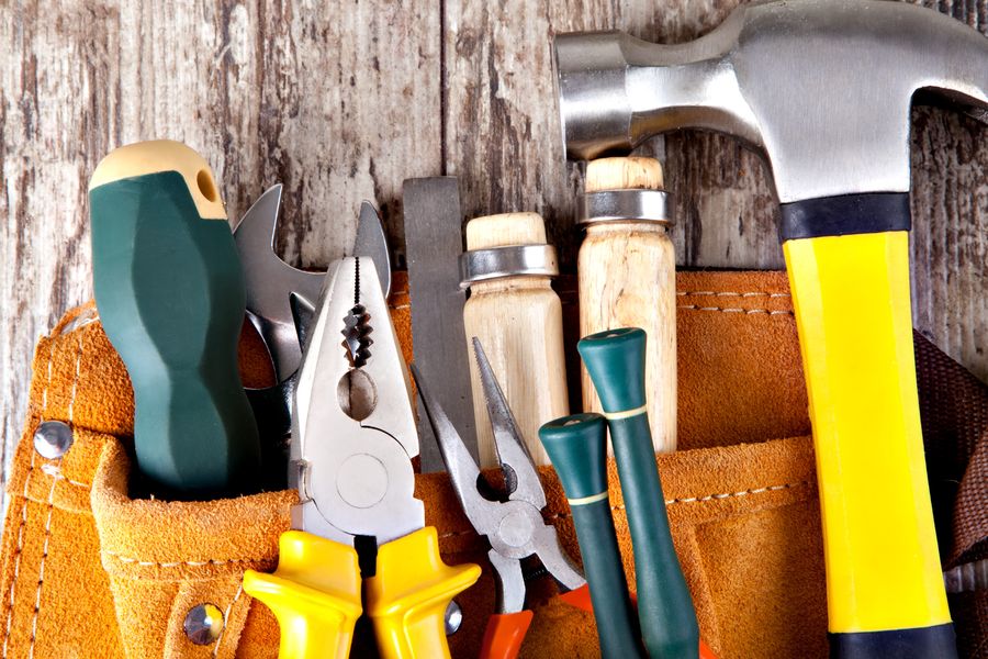 Werkzeuggürtel mit Hammer, Zange und Schraubendreher